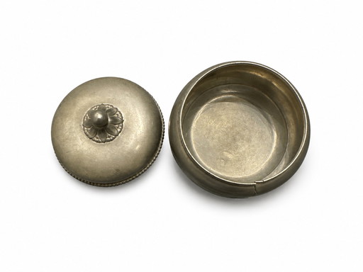 DATUM 1931 – Just Andersen tinnen doos (Mod. 786H) – Art Déco Danese