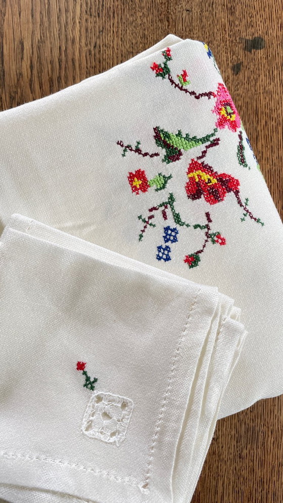 Image 1 of Rectangular embroidered tablecloth + 12 vintage napkins