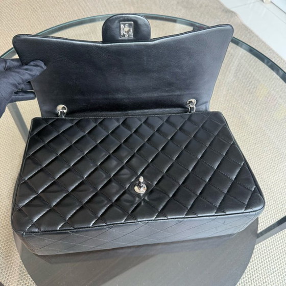 Image 1 of Chanel Classic Flap Maxi - 33 cm gewatteerde enkele flap lamsleer zwart zilverkleurige hardware Serie 13