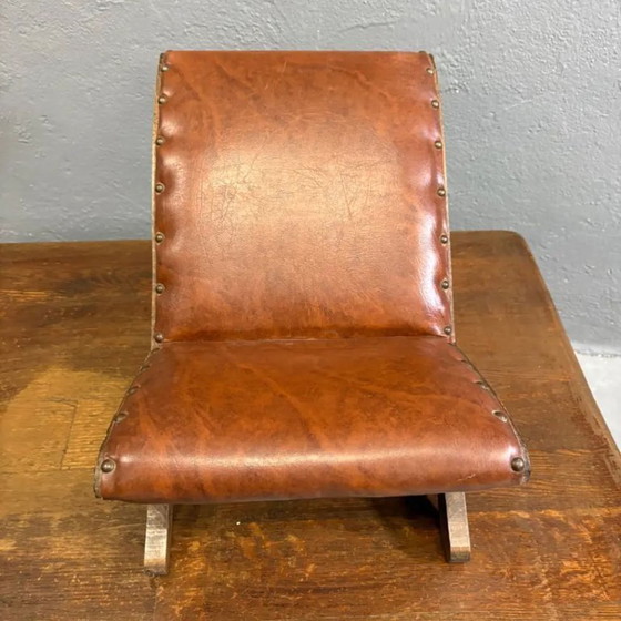 Image 1 of Oude retro voetenbank, houten leren kruk uit het midden van de 20e eeuw, Europees