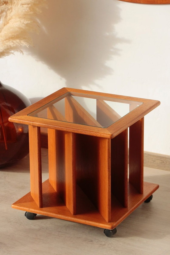 Image 1 of Vintage G Plan teakhouten bijzettafel met tijdschriftenrek en wielen (jaren 60)