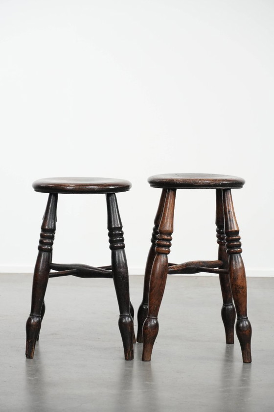 Image 1 of 2 x Antieke Engelse Windsor kruk uit de 18e eeuw