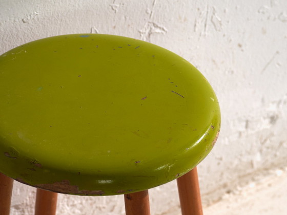 Taburete de madera antiguo con asiento redondo – Europa Central, c. 1950 – Rustic (photo 40 of 40)
