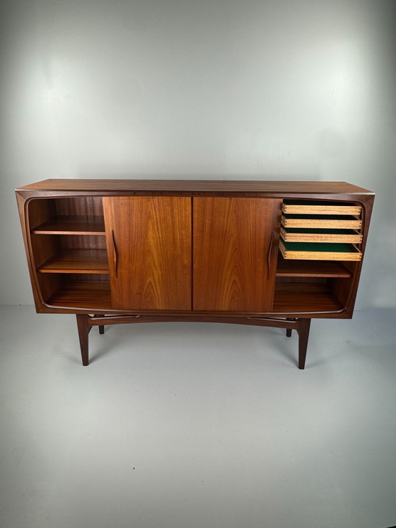 Image 1 of Deens Mid-Century Teak Dressoir – Uitzonderlijk vakmanschap en gebeeldhouwde elegantie