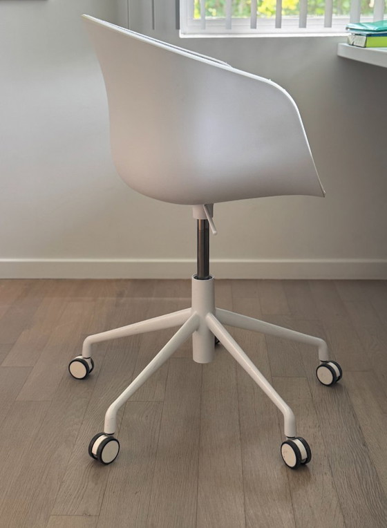 Image 1 of 2 chaises de bureau HAY