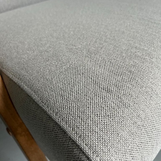 Fauteuil vintage moderne du milieu du siècle : tissu gris et structure en bois de hêtre – Wood (photo 12 of 12)