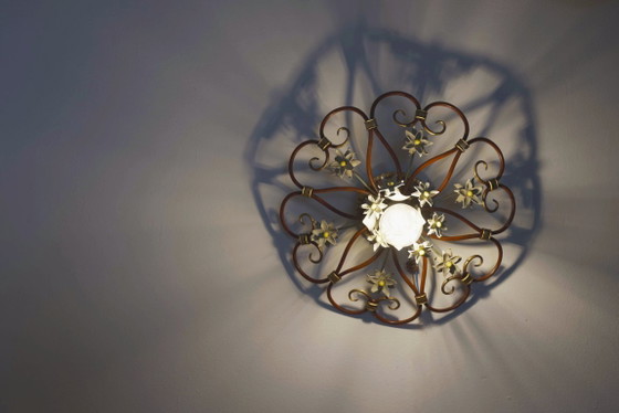 Image 1 of Lampada da soffitto italiana Tole a forma di petalo, colore rosso, oro e bianco, con motivo floreale, stile Mid-Century.