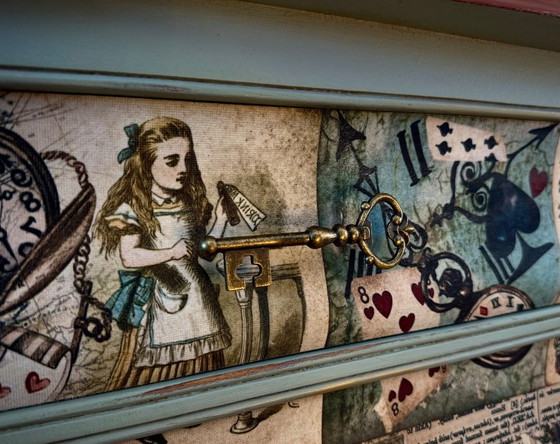 Petite commode Alice au Pays des Merveilles. – Bois (photo 6 of 9)