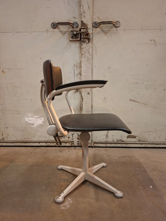 Image 1 of Vintage Ahrend Cirkel Architect bureaustoel met arm uit 1922