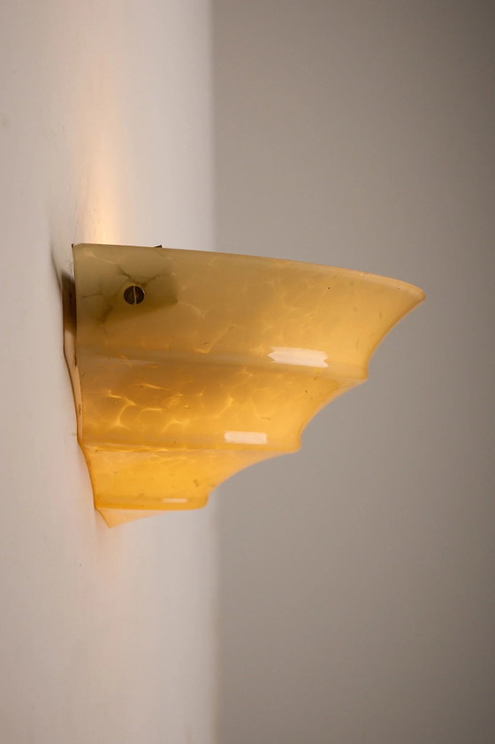 Wandleuchte aus gelbem, marmoriertem Glas in Muschelform, Mid-Century, 1970er Jahre, Wandleuchten, Messing (Foto 7 von 9)