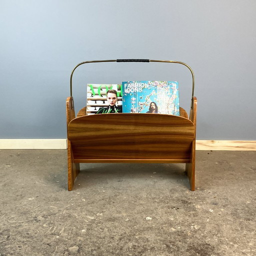 Vintage krantenrek, walnoothout met messing, jaren 60