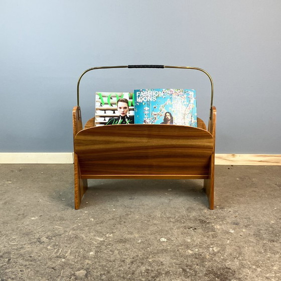 Image 1 of Vintage krantenrek, walnoothout met messing, jaren 60