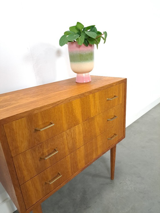 Image 1 of Cómoda danesa con patas altas y tiradores dorados.