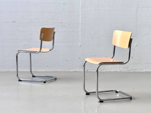 Juego de 2 sillas voladizas Thonet S43 de Mart Stam, fabricadas con tubos de acero cromado y madera contrachapada de haya.