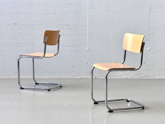 Image 1 of Juego de 4 sillas voladizas Thonet S43 de Mart Stam, fabricadas con tubos de acero cromado y madera contrachapada de haya.