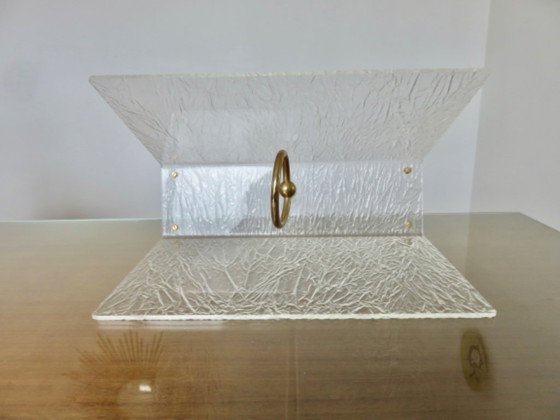 Image 1 of Porte revues " ROCHE BOBOIS " en plexiglas transparent et laiton années 70