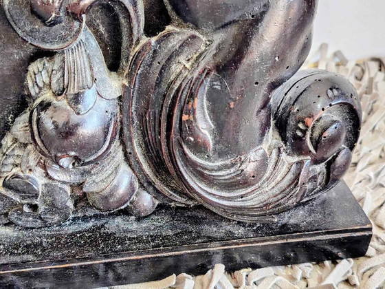 Image 1 of Panneau ancien en bois sculpté représentant un chérubin.