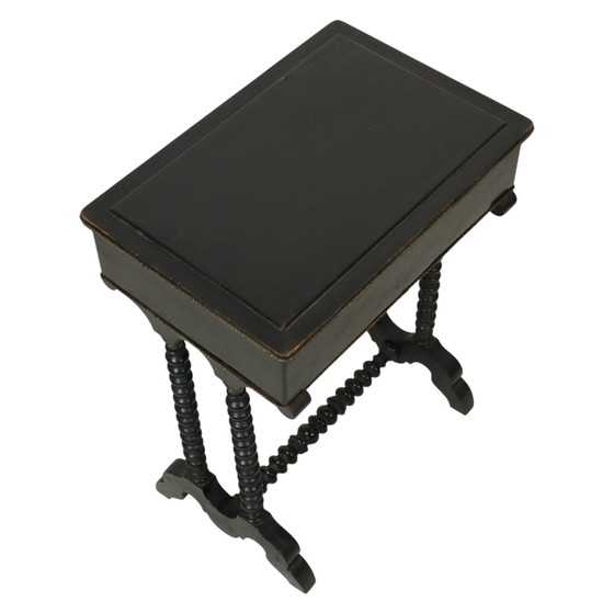 Image 1 of Table d'appoint antique laquée noire