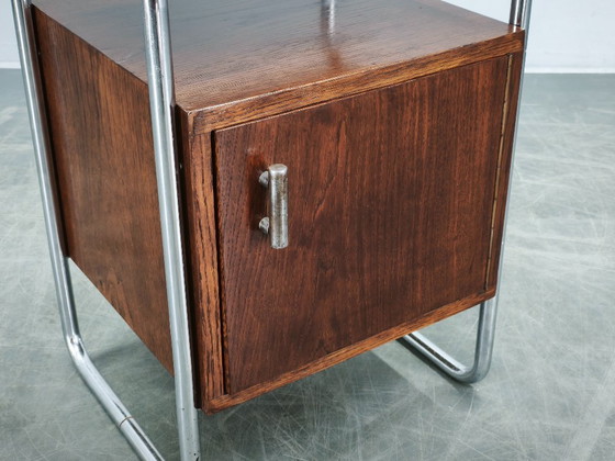 Image 1 of Table de chevet tubulaire en chêne et chrome de style Bauhaus, Tchécoslovaquie des années 1940