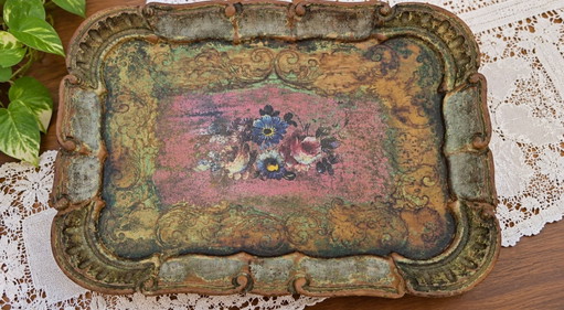 Plateau décoratif vintage de style florentin – Charme romantique et détails baroques
