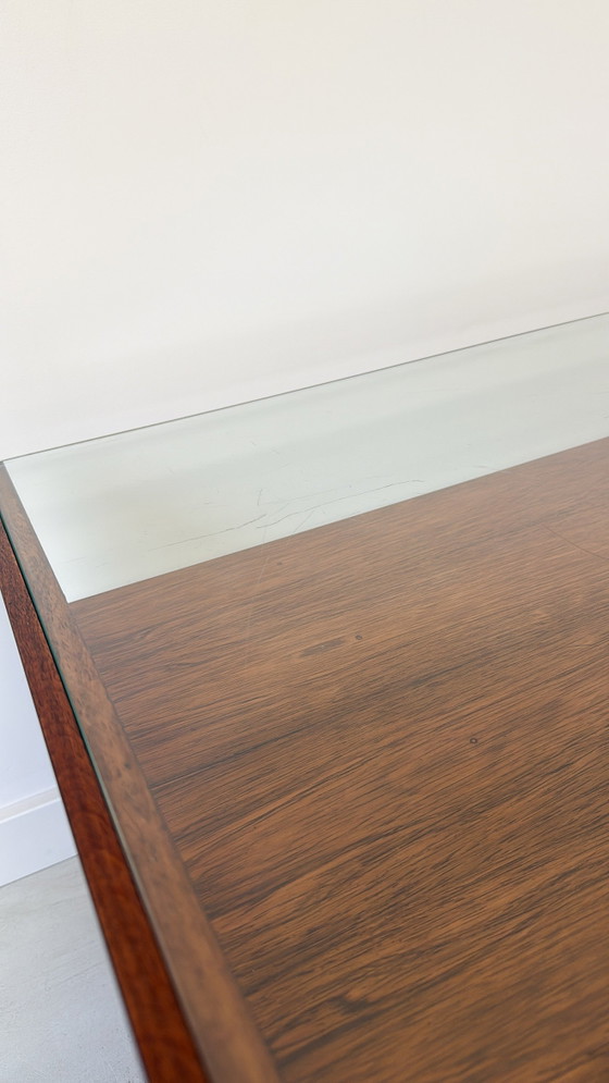 Image 1 of Vintage palissander houten salontafel met glazen bovenblad en metalen onderstel