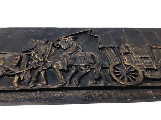 Image 1 of Antigua placa de pared de hierro fundido de gran tamaño: un carro con caballos, bajorrelieve