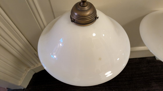 Image 1 of Deux lampes suspendues vintage de style Art déco, abat-jour opalin