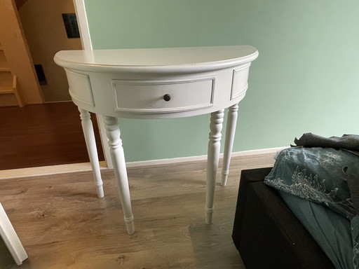 Zwei weiße, halbrunde Schränke