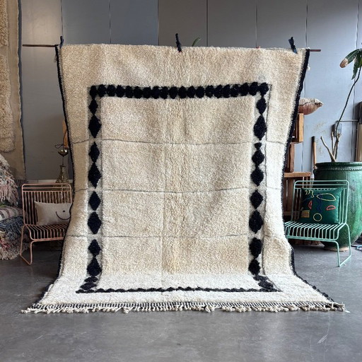 Luxurious Moroccan Berber Wool Rug 210x290 cm – White and Black berber Rug 