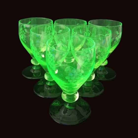Image 1 of 6 copas de vino danesas hechas de vidrio de uranio