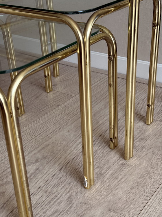 Image 1 of Set van 3 vintage gouden tafeltjes met glazen blad