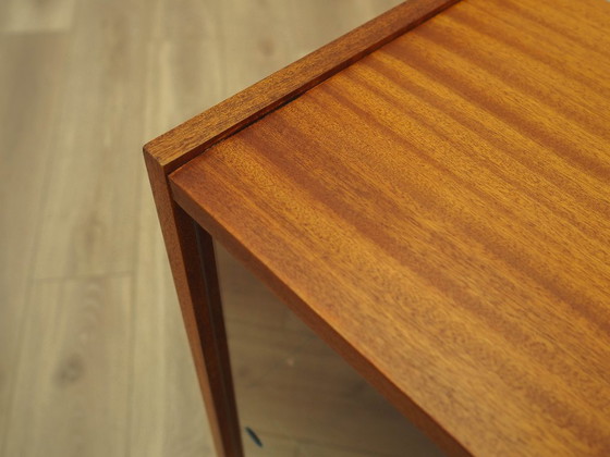 Vitrina danesa con puertas correderas de cristal, chapa de caoba, década de 1970. – Wood (photo 12 of 15)