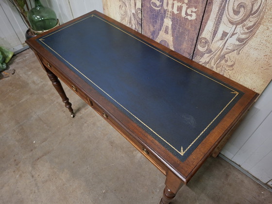 Image 1 of Scrivania antica inglese, scrittoio, scrivania con intarsi in pelle. Dimensioni: 122x55 cm e altezza 77 cm.