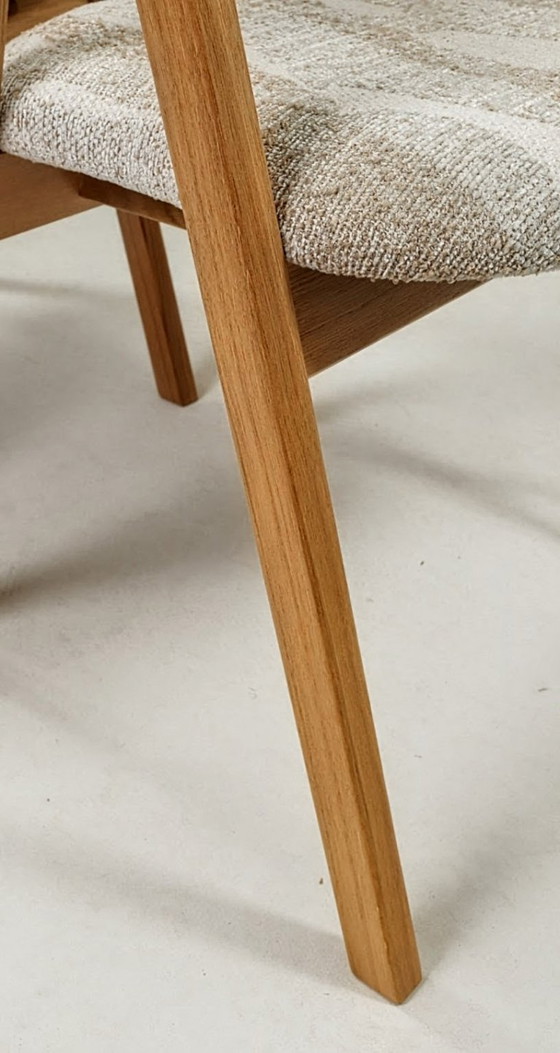 Image 1 of Een paar moderne stoelen in Scandinavisch design, gemaakt van eikenhout.