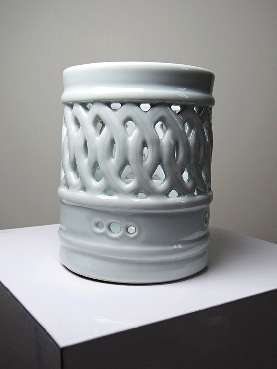 Image 1 of Portacepillos de porcelana celadón calada, estilo Joseon coreano, siglo XX.