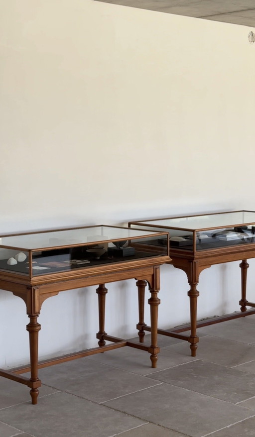 Iconic Bozar display cabinets – set of 2