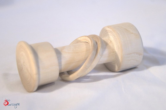 Handgefertigte Massivholz-Rassel mit 2 Ringen, Made in France, 9x3.5cm – Le bois de Bouscagne (photo 3 of 6)