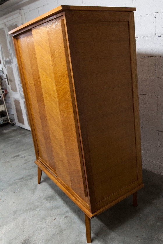 Image 1 of Kledingkast uit de jaren 50 met kompasvormige poten, schuifdeuren en een nieuw bovenblad.