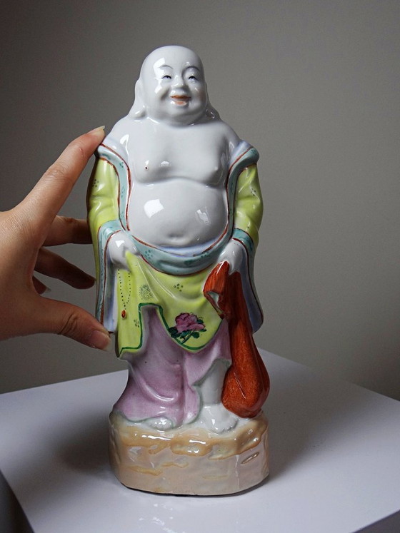 Image 1 of Estatuilla de Buda sonriente de pie, realizada en porcelana china de la familia rosa, 1960-70.