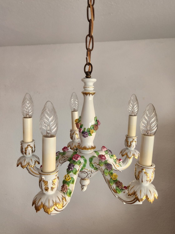 Lámpara de araña antigua de porcelana dorada, moldeada y pintada a mano por Capodimonte, estilo barroco. (photo 6 of 15)