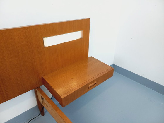 Image 1 of Lit double vintage style scandinave en teck des années 60 avec chevets suspendues et lampes intégrées