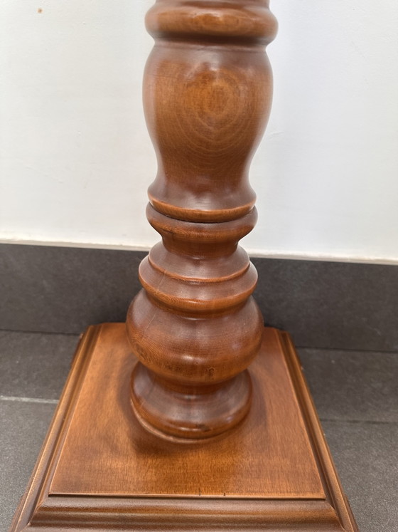 Image 1 of Colonna/piedistallo vintage in legno con struttura tornita (a spirale) – 88 cm