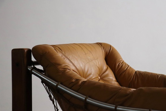 Image 1 of Rara poltrona lounge Amazonas con poggiapiedi in pelle color cognac, disegnata da Jean Gillon, Brasile, anni '60.