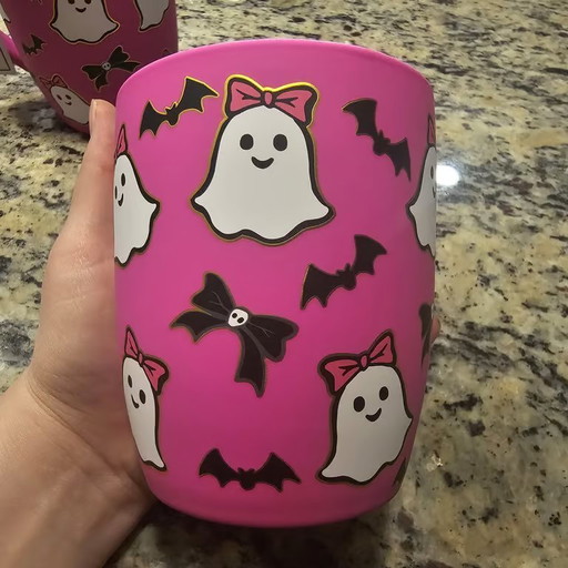 Des tasses rose vif avec ces mignons fantômes !