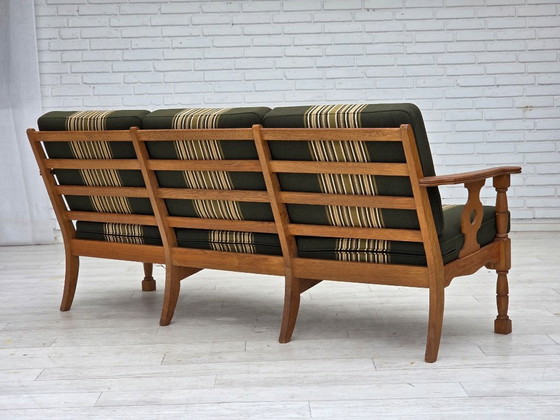 Image 1 of Deense driezitsbank uit de jaren 70, bekleed met groene meubelwol en gemaakt van massief eikenhout.