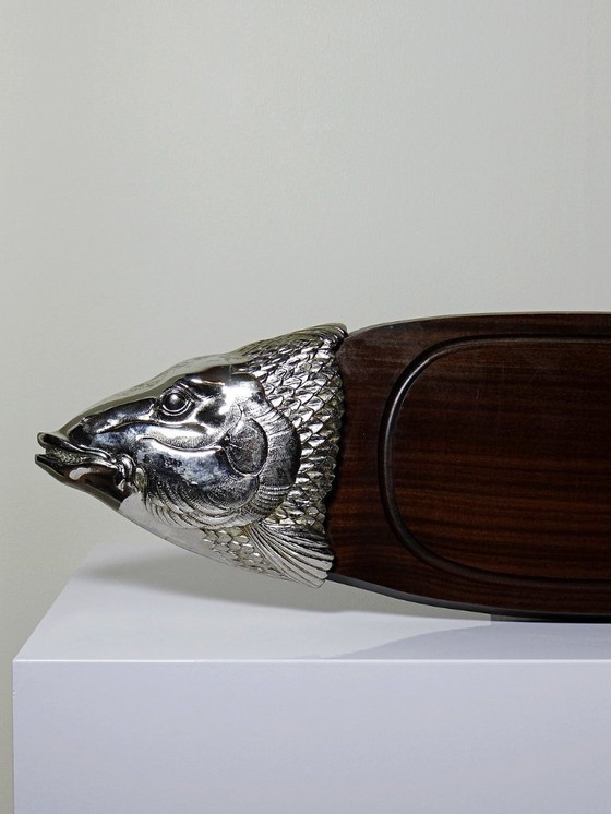 Image 1 of Grand plateau de service à saumon bois et métal argenté vintage années 60