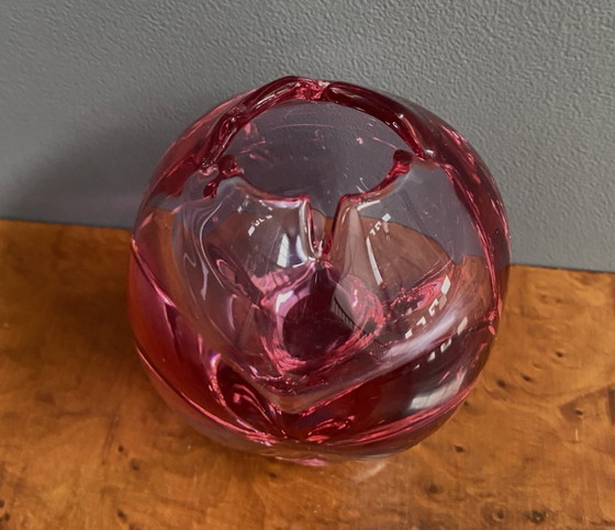 Image 1 of Jarrón de cristal rojo con tapa de tulipán, años 60