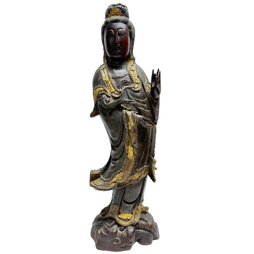 Guanyin (Avalokiteshvara) de pie – Estatua de madera con restos de dorado, período Qing