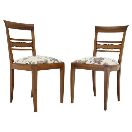 Een paar gerestaureerde Tsjechoslowaakse walnotenhouten stoelen uit de jaren 50, bekleed met bloemenstof.