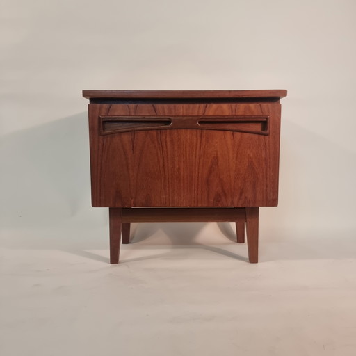 Vintage nightstand | Mid-century modern | Solid wood
